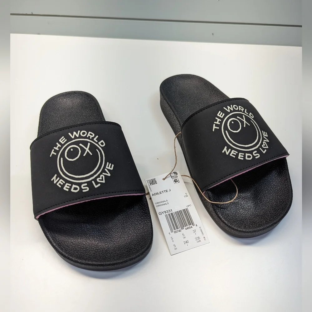 6Y Adidas Andre Saraiva Adelette The World Needs Love Slides Flip Flops Slides